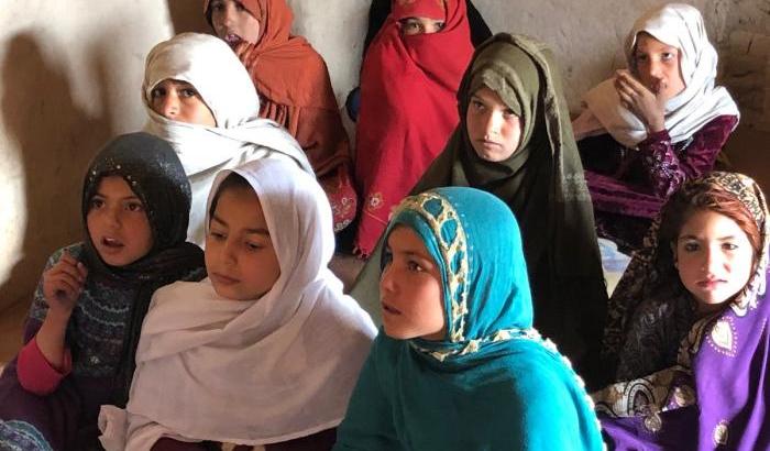 000552B5 bambine in una scuola dell afghanistan