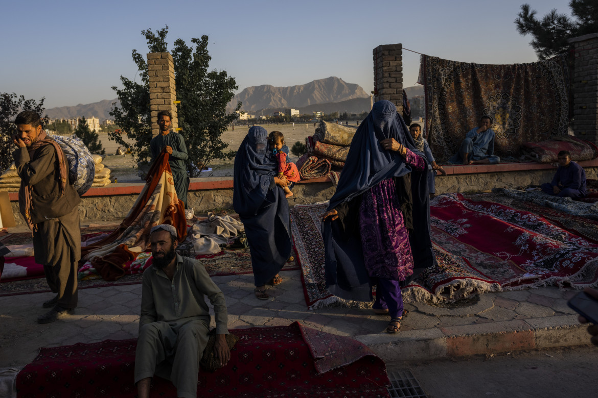 12est2f01 kabul vendita di seconda mano per strada ap