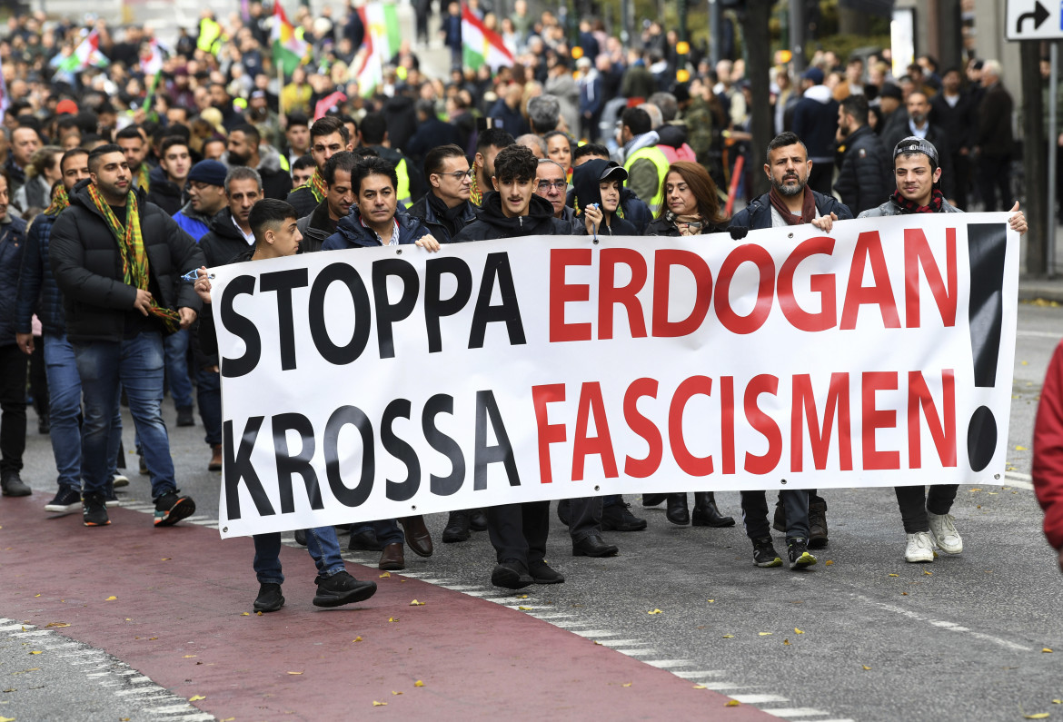 in basso a sx stoccolma manifestanti curdi partecipano a una manifestazione contro lazione militare della turchia nel nord est della siria ap copy